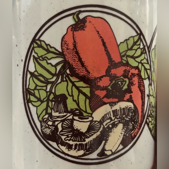 Vintage stoneware ceramic coffee/tea mug made in England with vegetables design - Picture 5 of 10